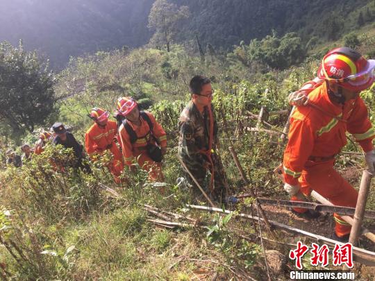 圖為救援人員趕赴現場。 段倫坤 攝