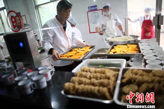 南京一高校銘記長征精神 吃“長征飯”憶苦思甜