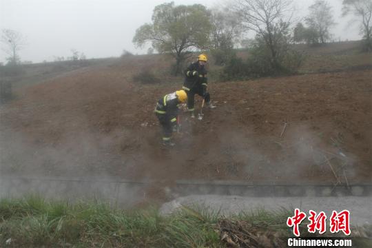 高濃度硫酸擴散並形成酸霧，消防官兵緊急處置陳綴攝