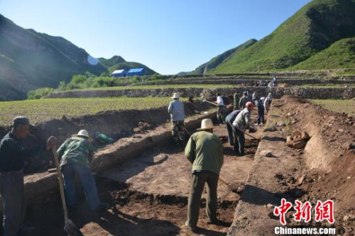 記者28日從北京市文物局、延慶區獲悉,今年破獲了一起發生在延慶區的金元時期文化遺址盜掘案。圖為專家、工作人員對被盜遺址進行試掘。 曾鼐 攝