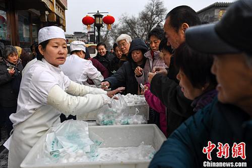 2017年2月7日，不少北京市民在一家傳統北京小吃店購買該店手工製作的傳統清真元宵。中新社記者 崔楠 攝