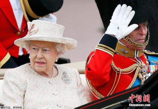 當地時間2015年6月13日，英國倫敦為慶祝伊麗莎白女王（Queen Elizabeth）89歲生日舉行了遊行。在英國倫敦白金漢宮的陽臺上，英女王伊麗莎白二世和其他皇家成員在閱兵儀式後向民眾致意，威廉王子抱喬治小王子出席，凱特王妃高貴典雅站在丈夫好兒子身邊，不時被兒子呆萌的表情逗笑。