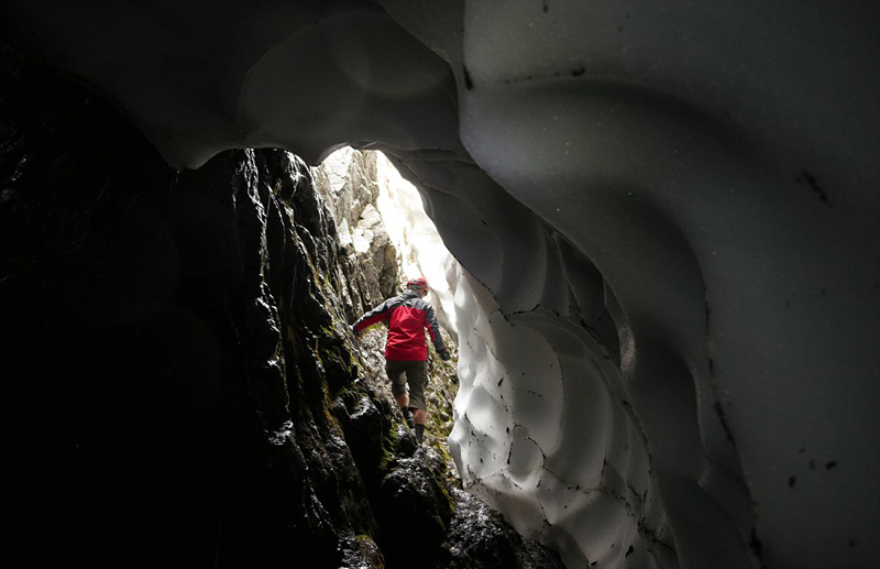 英雪山隧道上演夏日最美雪景