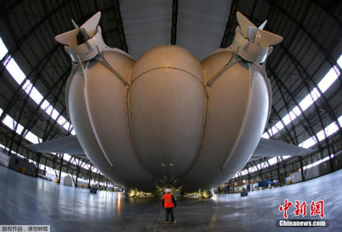 全球最大飛行器“天空登陸者”首次出棚測試（圖）