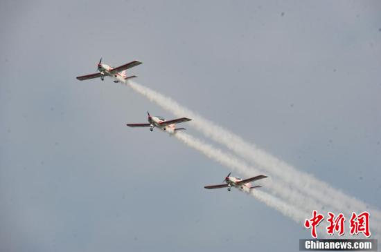 第五屆AOPA國際飛行大會舉行 飛行表演隊空中炫技