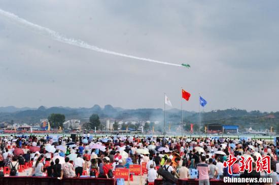 第五屆AOPA國際飛行大會舉行 飛行表演隊空中炫技