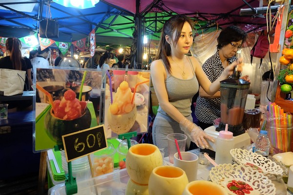 泰國夜市美女老闆爆紅 網友：想去朝聖