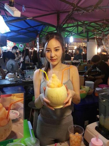 泰國夜市美女老闆爆紅 網友：想去朝聖