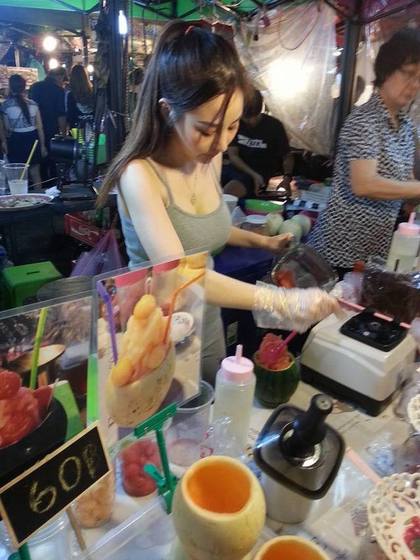 泰國夜市美女老闆爆紅 網友：想去朝聖