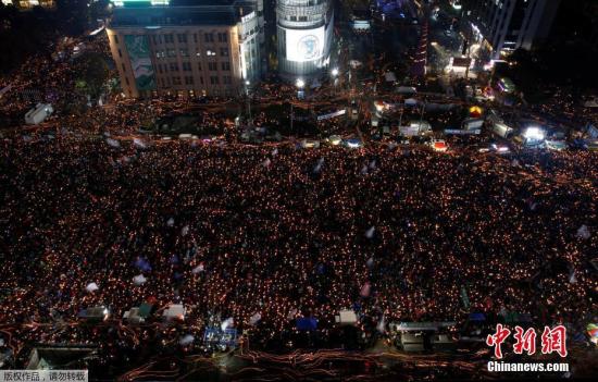  當地時間11月26日,韓國民眾舉行要求總統樸槿惠下臺的第五輪集會。