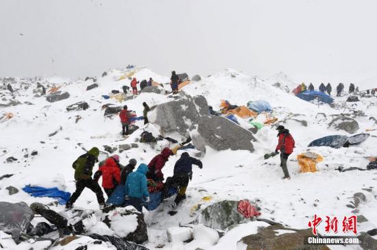 當地時間2015奶奶4月25日，尼泊爾強震引發珠穆朗瑪峰雪崩，部分基地大本營被埋。救援隊緊急救援。