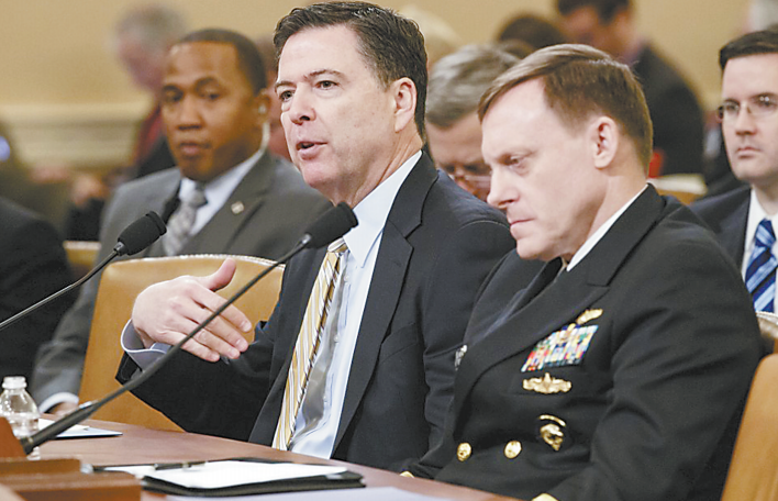 美國聯邦調查局局長科米(左)和國家安全局局長羅傑斯20日出席國會聽證會。