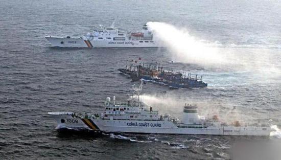 韓國海警與中國漁船。資料圖