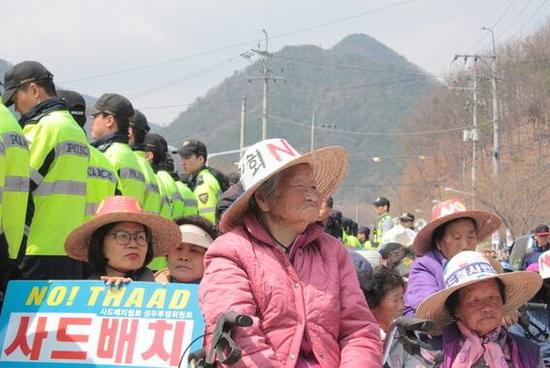 3月29日，星州高爾夫球場附近，村裏奶奶們坐在卡車欲經過的路上