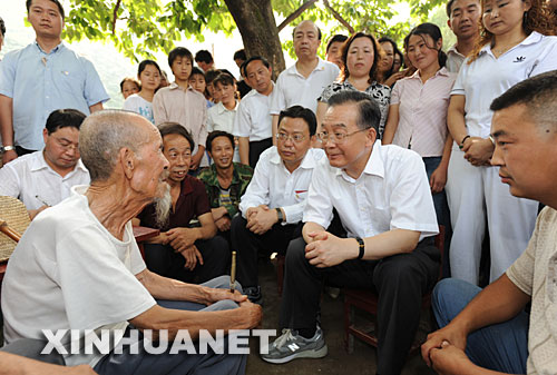 6月20日至22日，中共中央政治局常委、國務院總理溫家寶到受汶川大地震波及的陜西、甘肅災區檢查指導抗震救災工作，看望幹部群眾。這是6月20日，溫家寶在陜西省略陽縣權力村走馬灣組與86歲的張風均老人交談。 新華社記者黃敬文攝