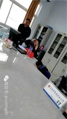 女民警上班時間吃零食罵百姓“傻了吧唧的”（圖）