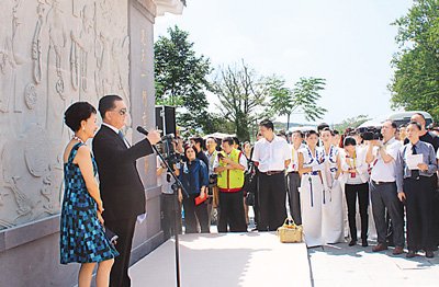 連戰赴湖北廣水尋根謁祖 書記市長夾道歡迎(圖)