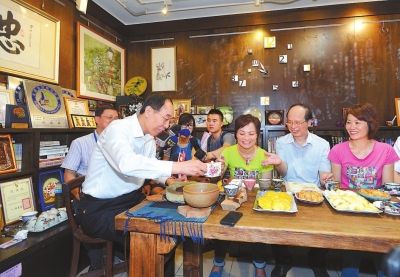 　10日，省委書記尤權在臺北市文山區忠順社區與當地居民泡茶、拉家常。 本報記者 張永定 攝