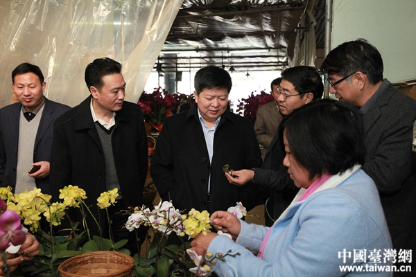 國臺辦主任助理龍明彪走訪昆明統一生物科技有限公司。