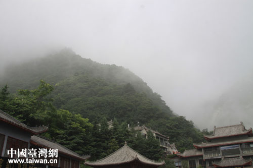 兩岸同學在武當山下合影