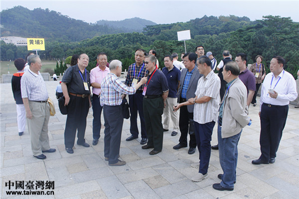 圖為參觀者在孫文紀念公園探討中山思想