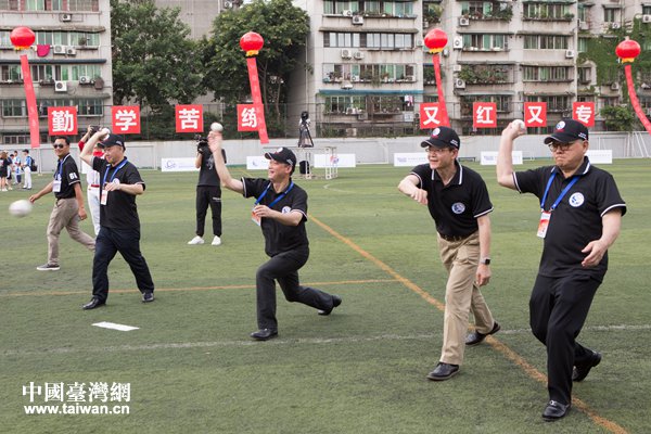 6月28日，第三屆海峽兩岸學生棒球聯賽成都分站賽在成都體育學院開幕。圖為出席領導為比賽開球。