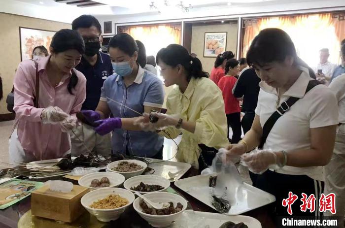 臺胞歡聚一堂包粽子話端午。　漳浦縣臺港澳辦供圖