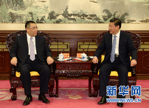 2013年12月18日,國家主席習近平在中南海會見來北京述職的澳門特別行政區行政長官崔世安。