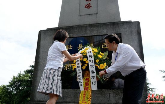 採訪團向紀念碑敬獻花籃，祭奠常德會戰陣亡將士英魂。