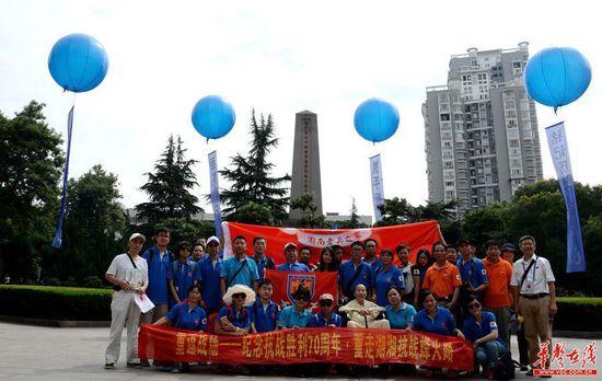 當天，恰逢湖南本土關愛抗戰老兵公益團體“湖南老兵之家”正在組織重返常德會戰戰場的活動。記者