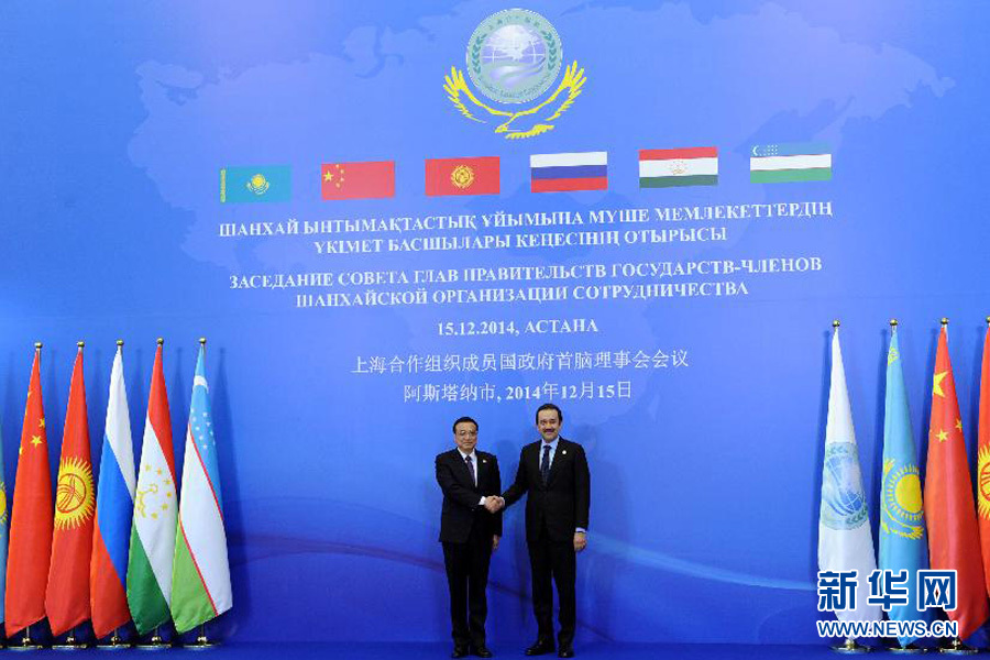 12月15日，中國國務院總理李克強在阿斯塔納出席上海合作組織成員國政府首腦理事會第十三次會議。這是哈薩克總理馬西莫夫迎接李克強。新華社記者 饒愛民 攝