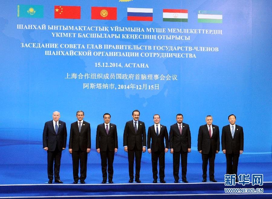 12月15日，中國國務院總理李克強在阿斯塔納出席上海合作組織成員國政府首腦理事會第十三次會議。這是與會領導人集體合影。 新華社記者饒愛民 攝