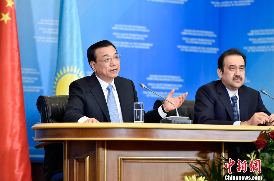 李克強與馬西莫夫共同簽署中哈總理定期會晤聯合公報