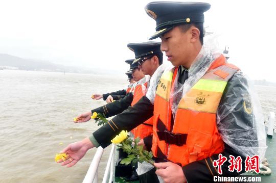 福建海警舉行“海上祭英烈�警地共緬懷”海祭活動