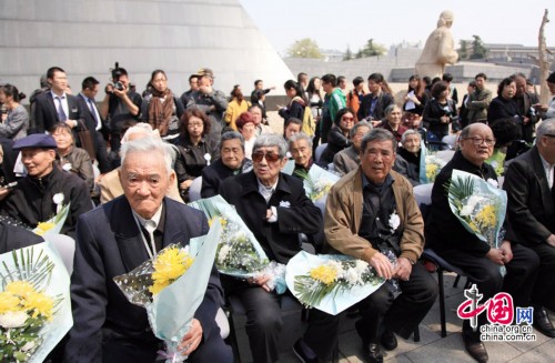 南京大屠殺倖存者及死難者遺屬來到位於南京江東門的侵華日軍南京大屠殺遇難同胞紀念館參加“南京大屠殺死難者遺屬2014年清明祭儀式”