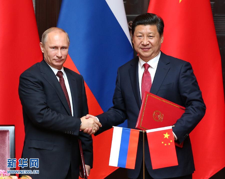 這是會談後，兩國元首共同簽署《中華人民共和國與俄羅斯聯邦關於全面戰略協作夥伴關係新階段的聯合聲明》。　新華社記者 龐興雷 攝