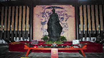 6.屈原祠正殿屈原青銅像_副本1.jpg