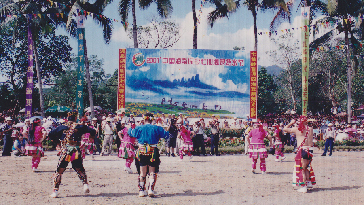 2001年，臺灣高山族同胞參加第一屆保亭七仙嬉水節活動——唐小平攝_副本1.jpg