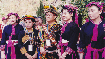2005年，參加“海峽兩岸各民族歡慶三月三節慶”活動的臺灣少數民族同胞與海南黎族同胞在一起——唐小平攝影IMG_0078_副本1.jpg