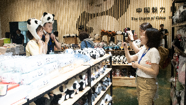 兩岸記者報道成都大熊貓繁育研究基地文創産品_副本1.jpg