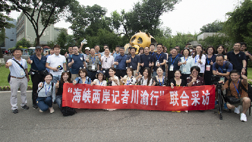 參加2021年“兩岸記者川渝行”的兩岸媒體人在成都大熊貓繁育研究基地合影留戀_副本1.jpg