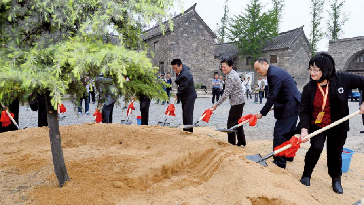 2014年4月，海峽兩岸工會論壇嘉賓在臺兒莊海峽兩岸交流基地栽植紀念樹_副本1.jpg