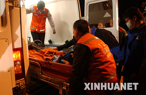 11月26日淩晨，醫護人員將患病臺胞趙嶺文抬出救護車轉移至包機。 新華社記者劉昀攝