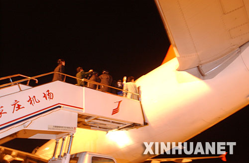 11月26日淩晨，醫護和警務人員將患病臺胞趙嶺文抬上包機。 新華社記者劉昀攝