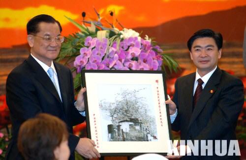 4月23日，中國國民黨榮譽主席連戰一行抵達蘇州。這是蘇州市委書記王榮（右）在蘇州東山賓館宴請連戰並向連戰贈送禮品。 　