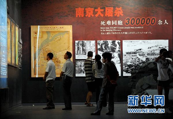 8月15日，觀眾在中國人民抗日戰爭紀念館內參觀。 新華社記者 羅曉光 攝