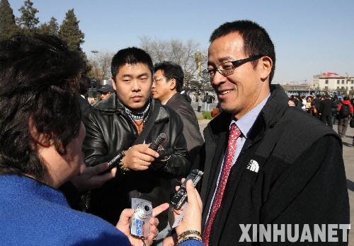 3月3日，全國政協委員俞敏洪在人民大會堂東門外廣場接受記者採訪。 新華社記者 姚大偉 攝