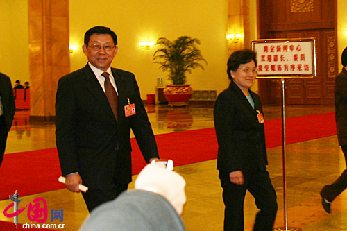商務部長陳德銘（圖左）、監察部長馬馼（圖右）經過人民大會堂北門一笑而過