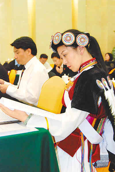 在雲南團全體會議上，納西族的楊勁松代表在認真審議“兩高”工作報告。記者 徐元鋒攝