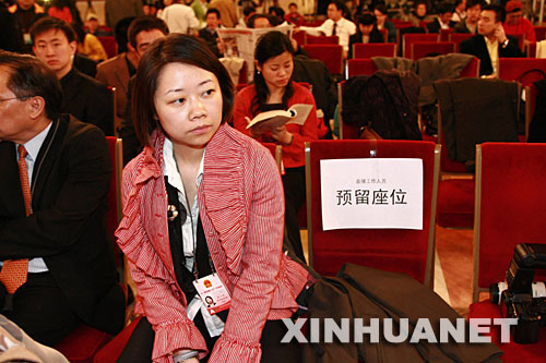 3月18日上午8時30分，人民大會堂三樓記者席已是“座無虛席”。